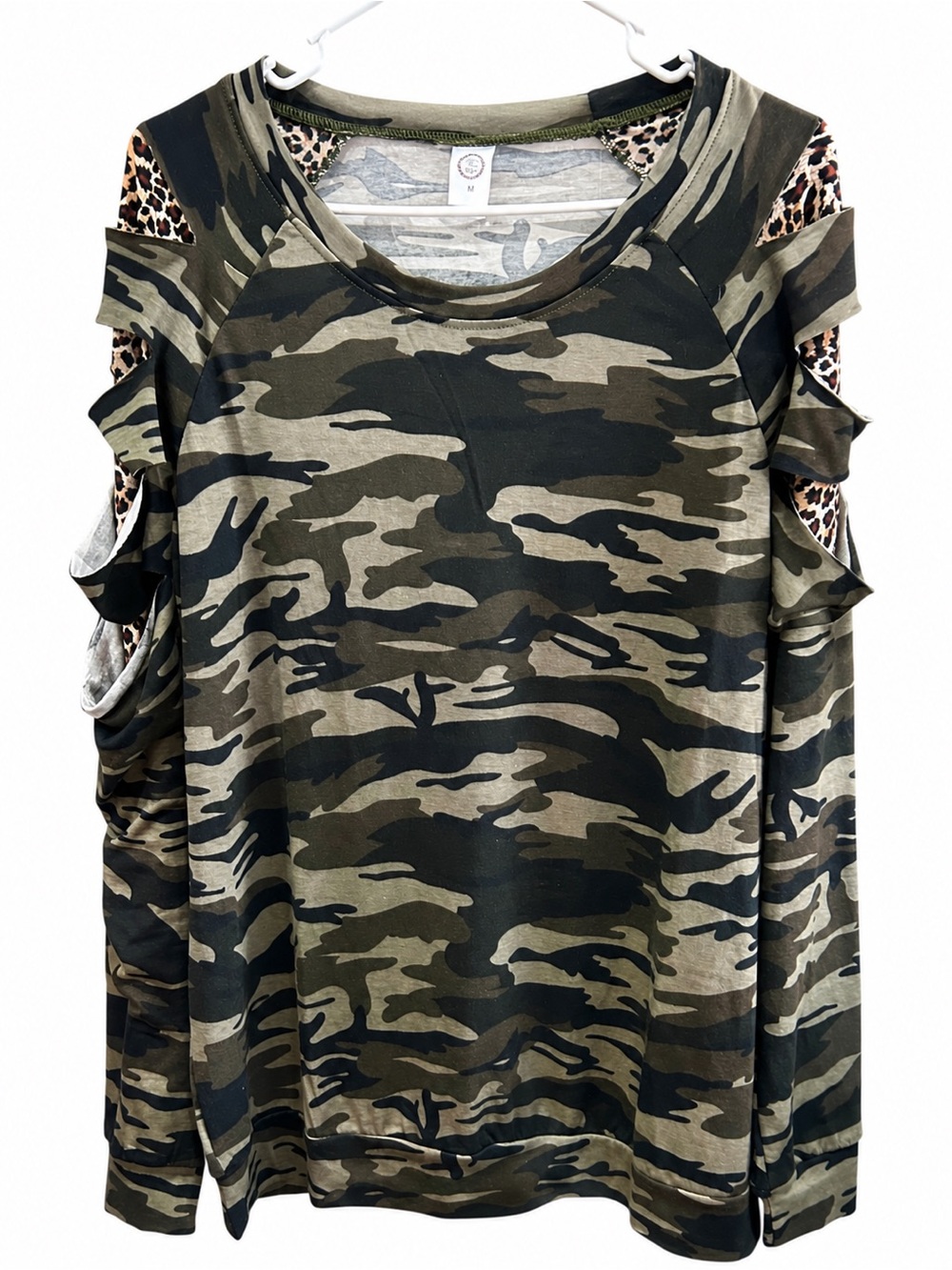 NWT Sunshine & Rodeos Camo Leopard Cold Shoulder Ruffle Top Size M - Picture 2 of 5